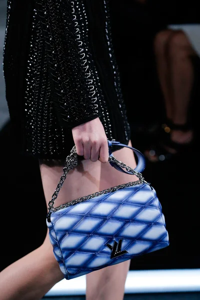Look 10